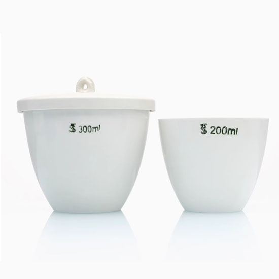 Medium wall with lid porcelain crucible